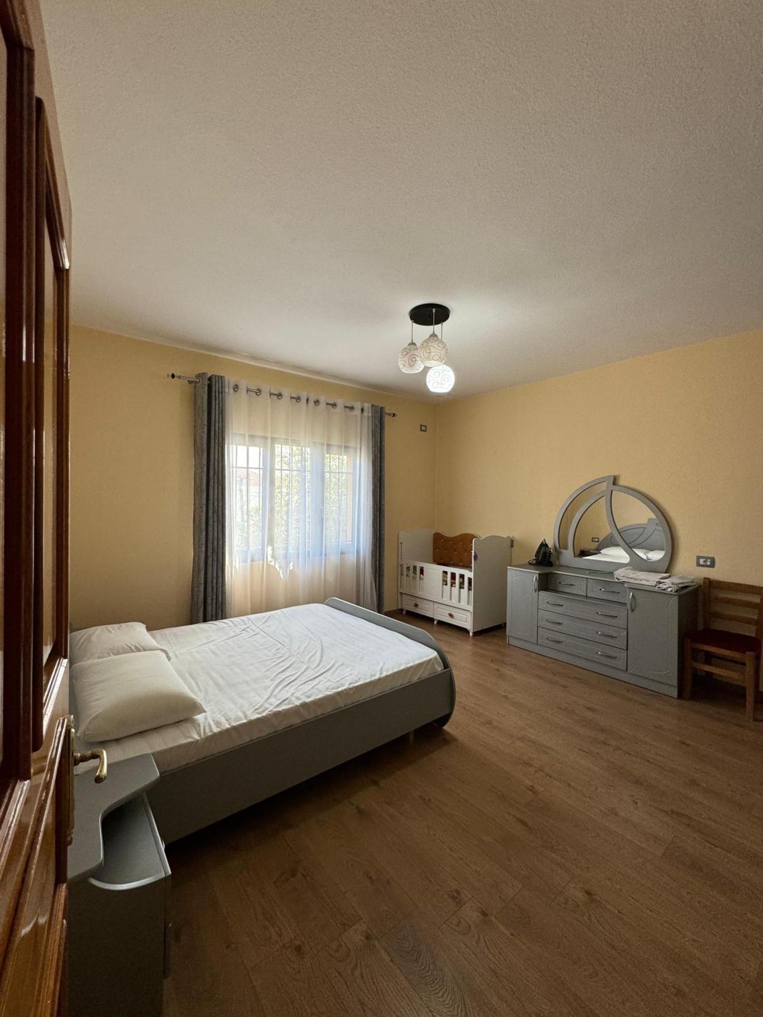 Vila Murati Tiranë Luaran gambar
