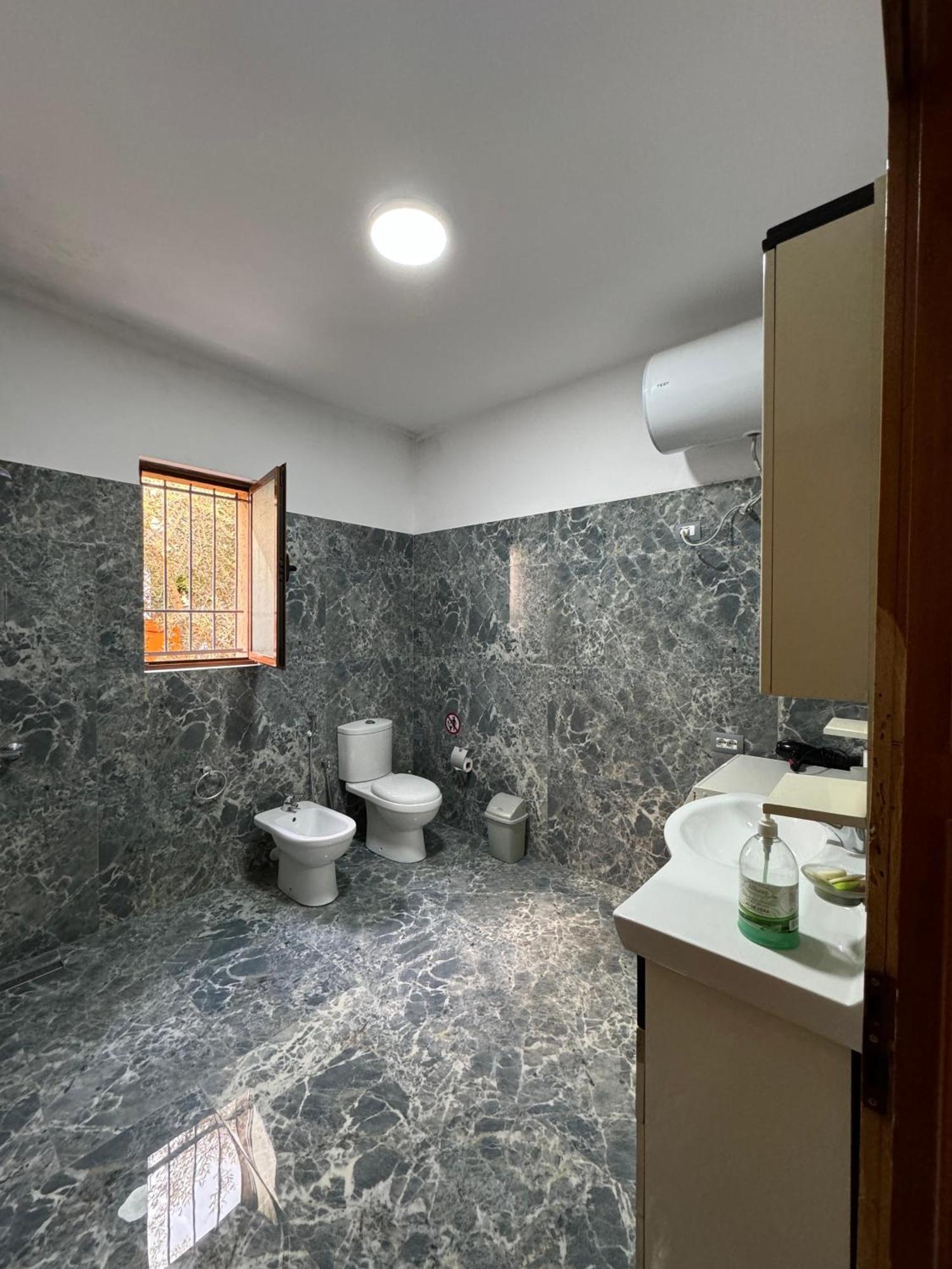 Vila Murati Tiranë Luaran gambar