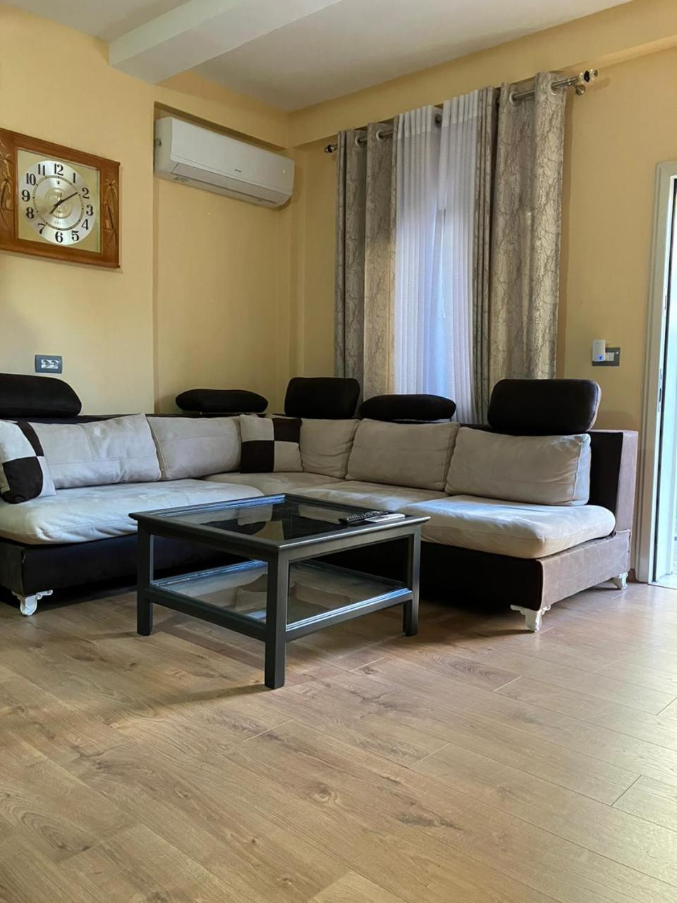 Vila Murati Tiranë Luaran gambar